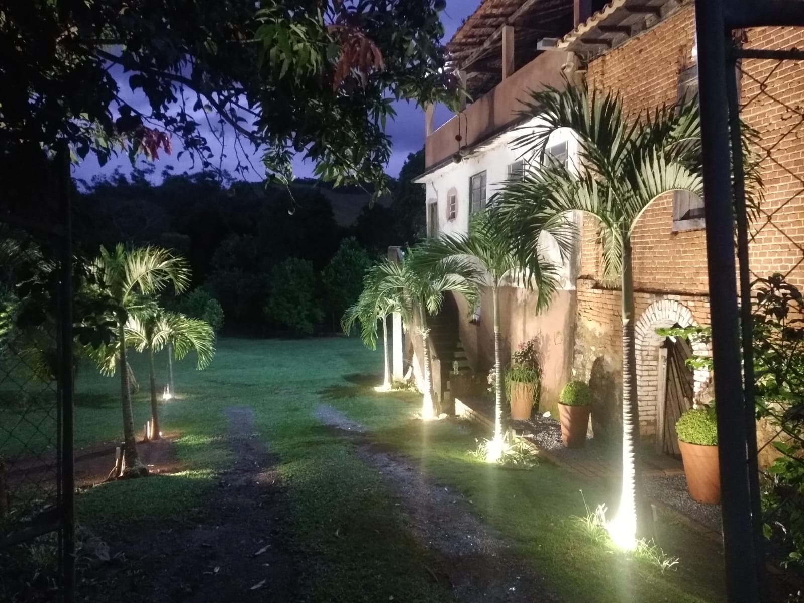 Entrada e estacionamento da Casa do Tijolinho, à noite