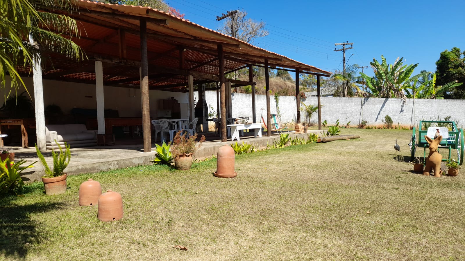 Área coberta com sofá e churrasqueira
