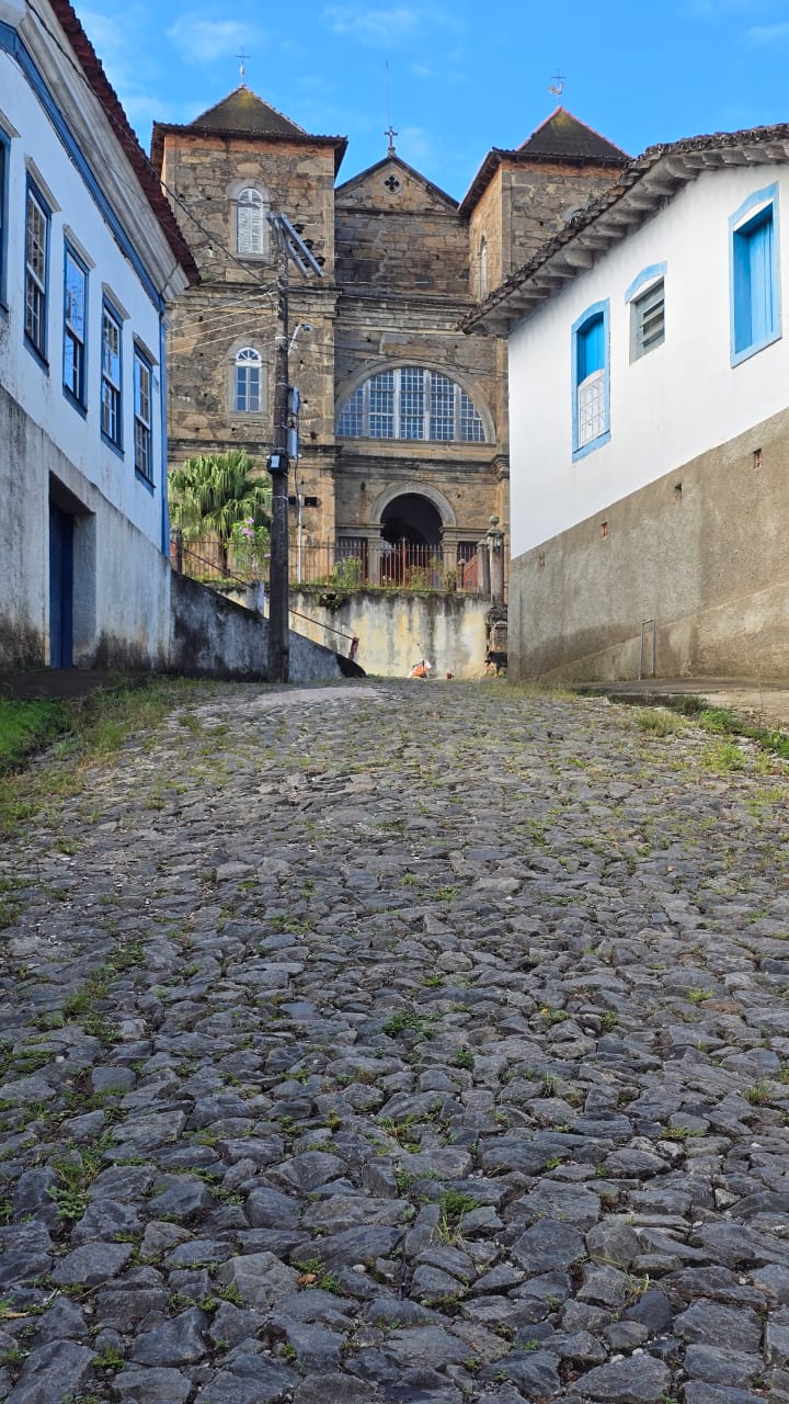 Rua de pedra do arraial subindo até a igreja