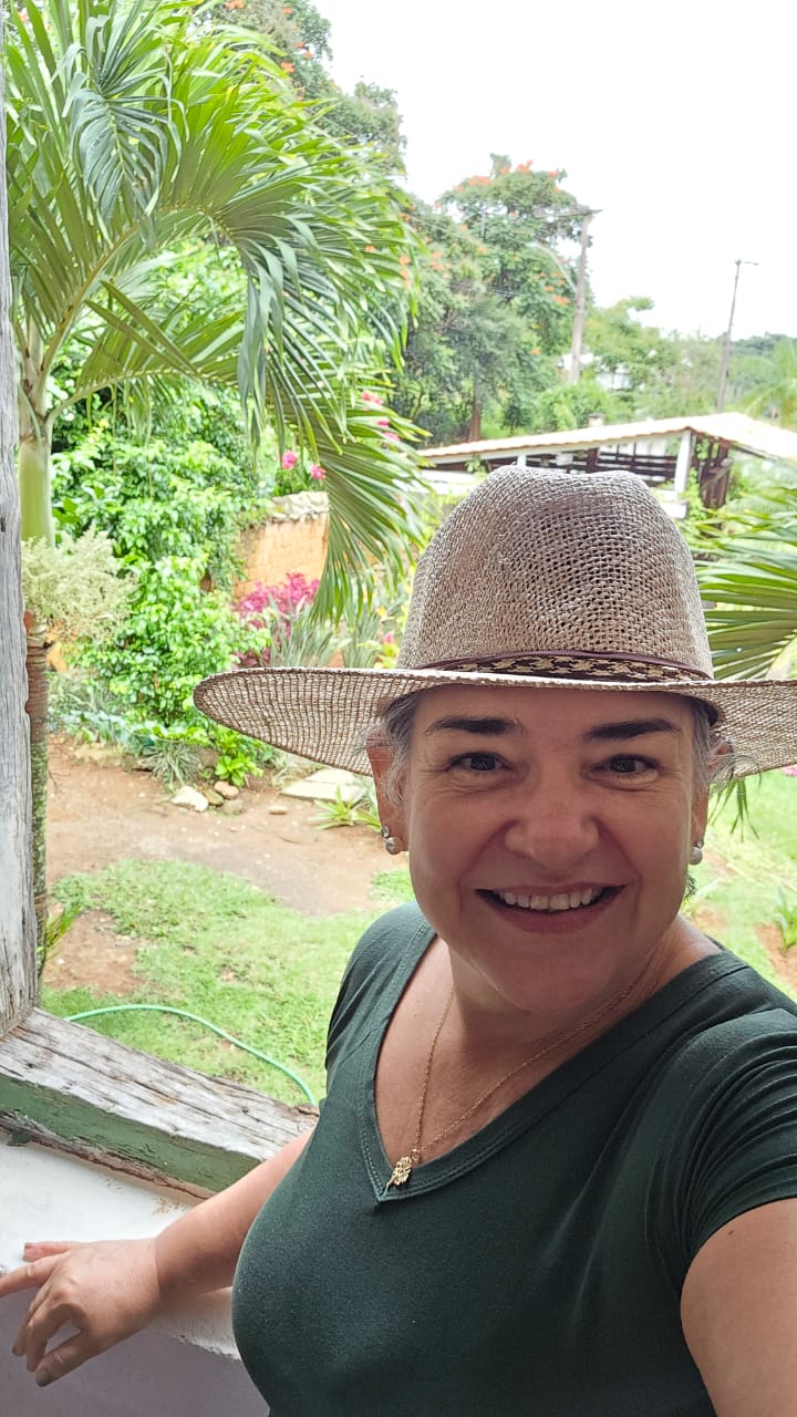Lilian na varanda, com vista para o morro