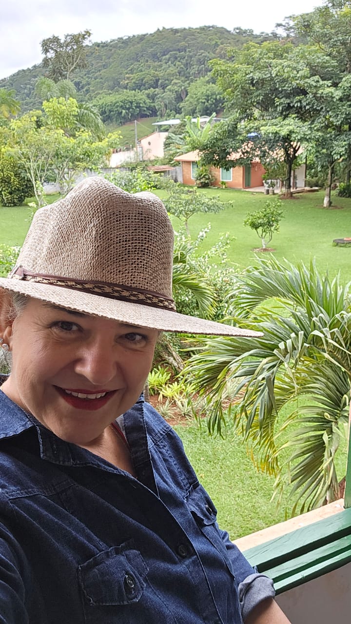 Lilian na varanda da casa