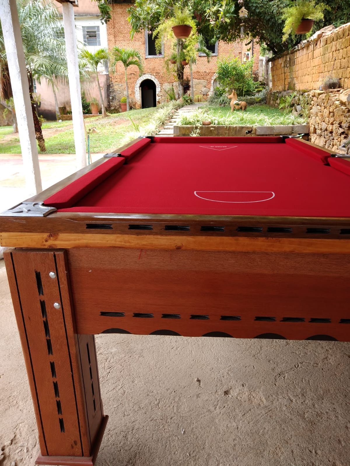 Mesa de sinuca na área coberta